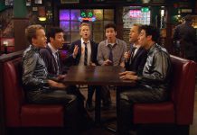 How i Met Your Mother – Ted, Gelecekteki Ted ve Barney ile Tanışıyor HIMYM-The Time Travelers