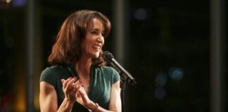 Felicity Huffman, American Crime’da Yer Almaya Devam Edecek