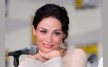 Joanne Kelly, Zoo Kadrosuna Dahil Oldu