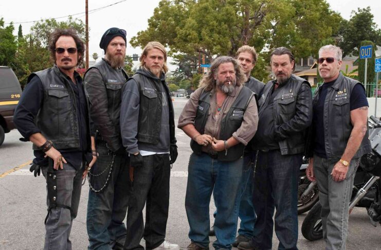 Charlie Hunnam, FX’in Yeni Dizisi Legends için “Sons of Anarchy” Ekibini Yeniden Bir Araya Getiriyor