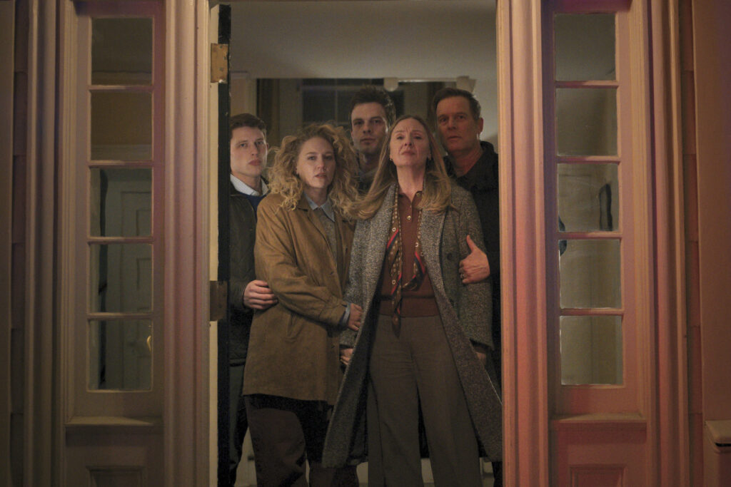 Russ Hollingsworth (Taylor Bloom), Mike Hollingsworth (Peter Krause), and Mike "Micah" Hollingsworth Jr (Tommy O'Brien), Jane Hollingsworth (Hope Davis), and Clare Hollingsworth (Kat Cunning) in Line of Fire Season 1 Episode 1.